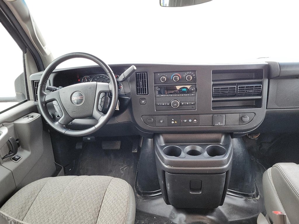 2023 GMC Savana Cutaway 4500 177 Wheelbase DRW in Brantford, Ontario - 9 - w1024h768px