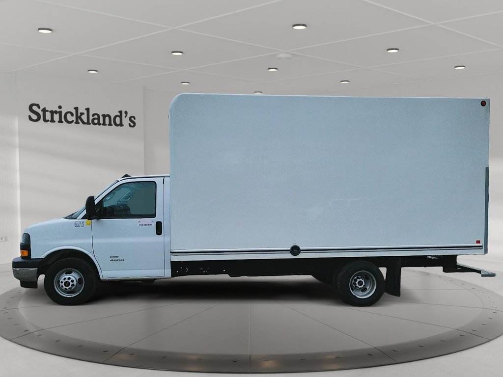 2023 GMC Savana Cutaway 4500 177 Wheelbase DRW in Brantford, Ontario - 3 - w1024h768px