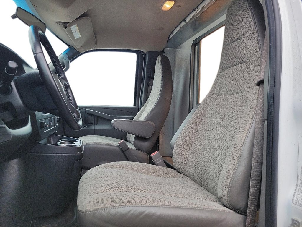 2023 GMC Savana Cutaway 4500 177 Wheelbase DRW in Brantford, Ontario - 12 - w1024h768px