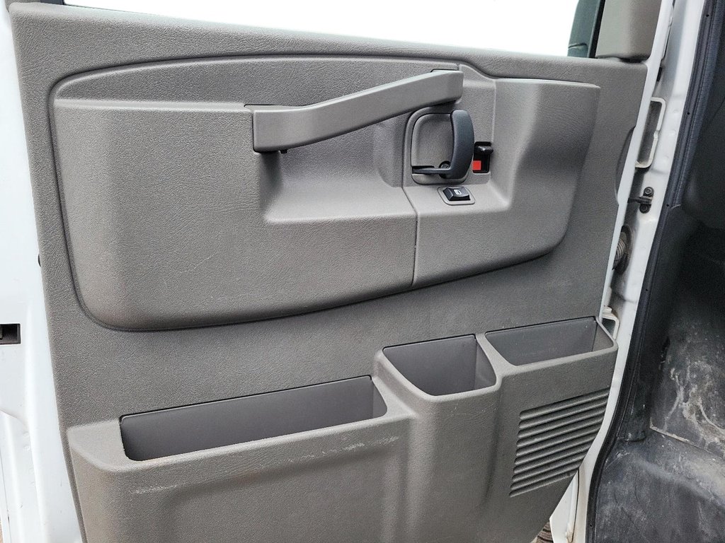 2023 GMC Savana Cutaway 4500 177 Wheelbase DRW in Brantford, Ontario - 6 - w1024h768px