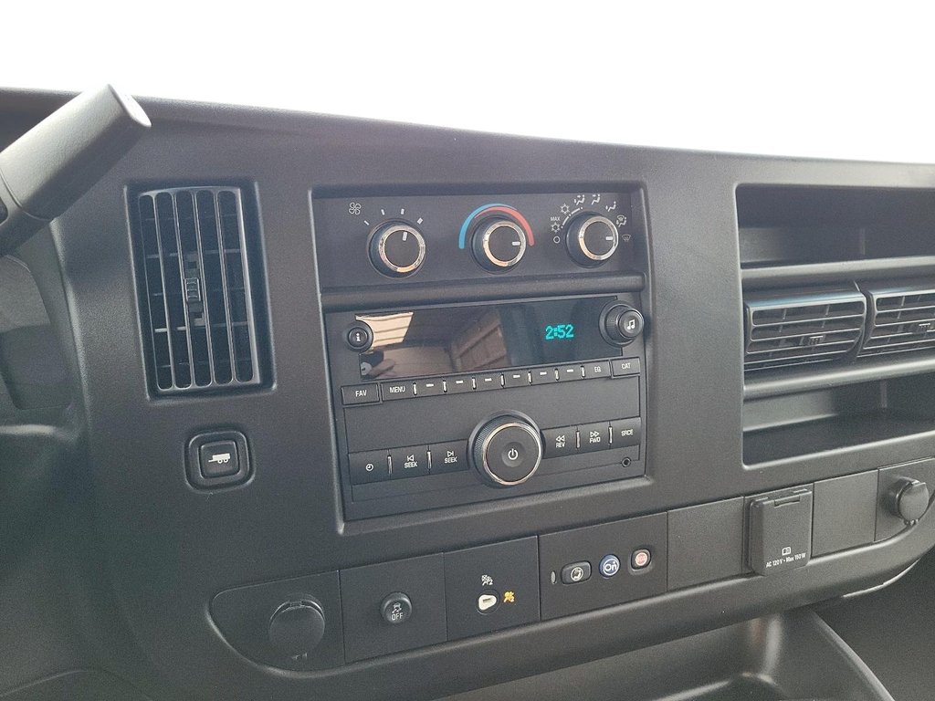 2023 GMC Savana Cutaway 4500 177 Wheelbase DRW in Brantford, Ontario - 11 - w1024h768px
