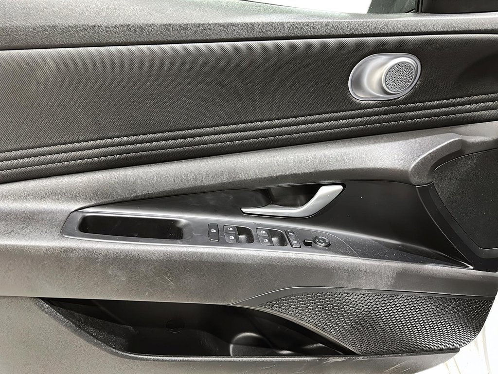 2023 Hyundai Elantra Sedan Preferred IVT in Brantford, Ontario - 10 - w1024h768px