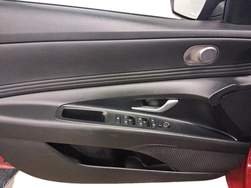 2023 Hyundai Elantra Sedan Preferred IVT in Brantford, Ontario - 11 - w1024h768px