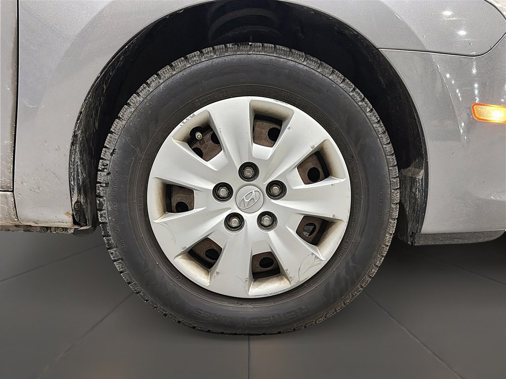 2012 Hyundai Elantra Touring GL at in Stratford, Ontario - 7 - w1024h768px