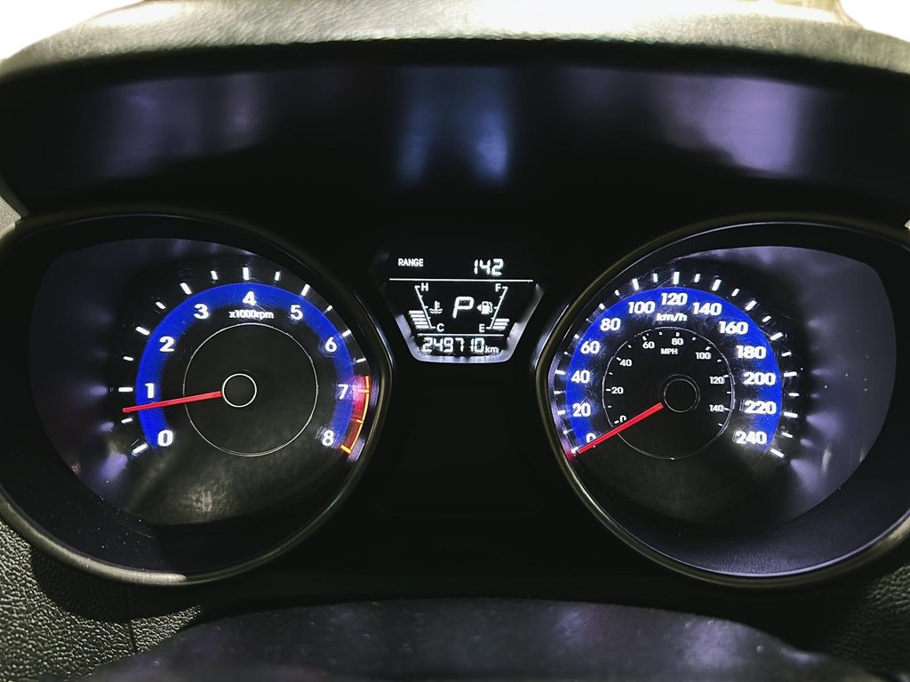 2015 Hyundai Elantra SE at in Stratford, Ontario - 13 - w1024h768px