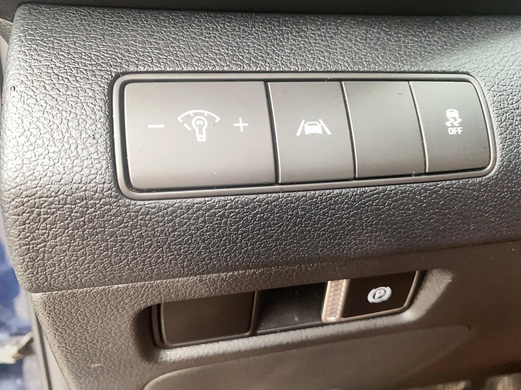 2023 Hyundai Santa Fe Preferred AWD 2.5L in Stratford, Ontario - 15 - w1024h768px