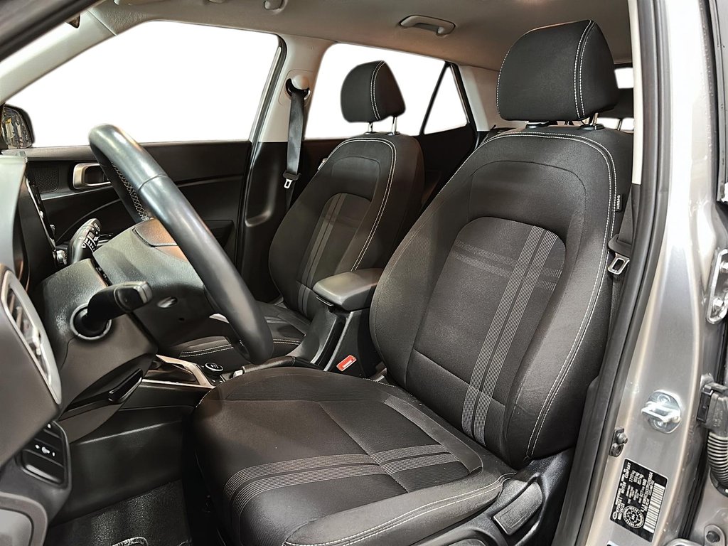 2023 Hyundai Venue FWD Preferred in Brantford, Ontario - 8 - w1024h768px