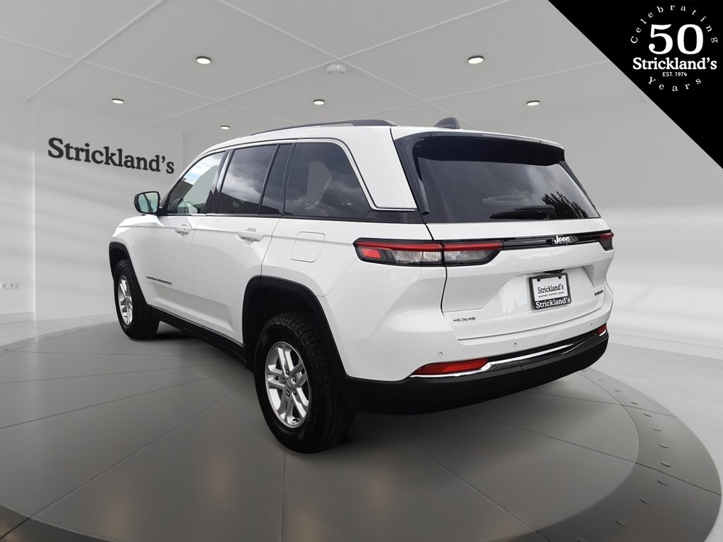 2023 Jeep Grand Cherokee 4X4 Laredo in Stratford, Ontario - 4 - w1024h768px