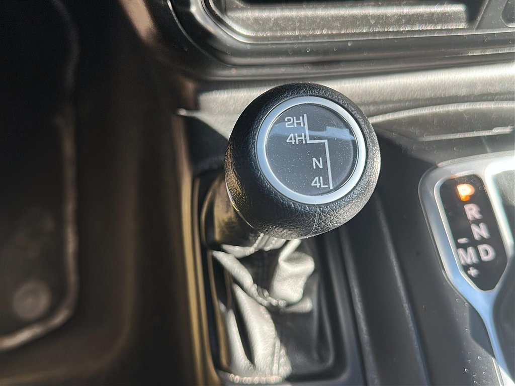 2023 Jeep Wrangler Unlimited Sport in Brantford, Ontario - 15 - w1024h768px