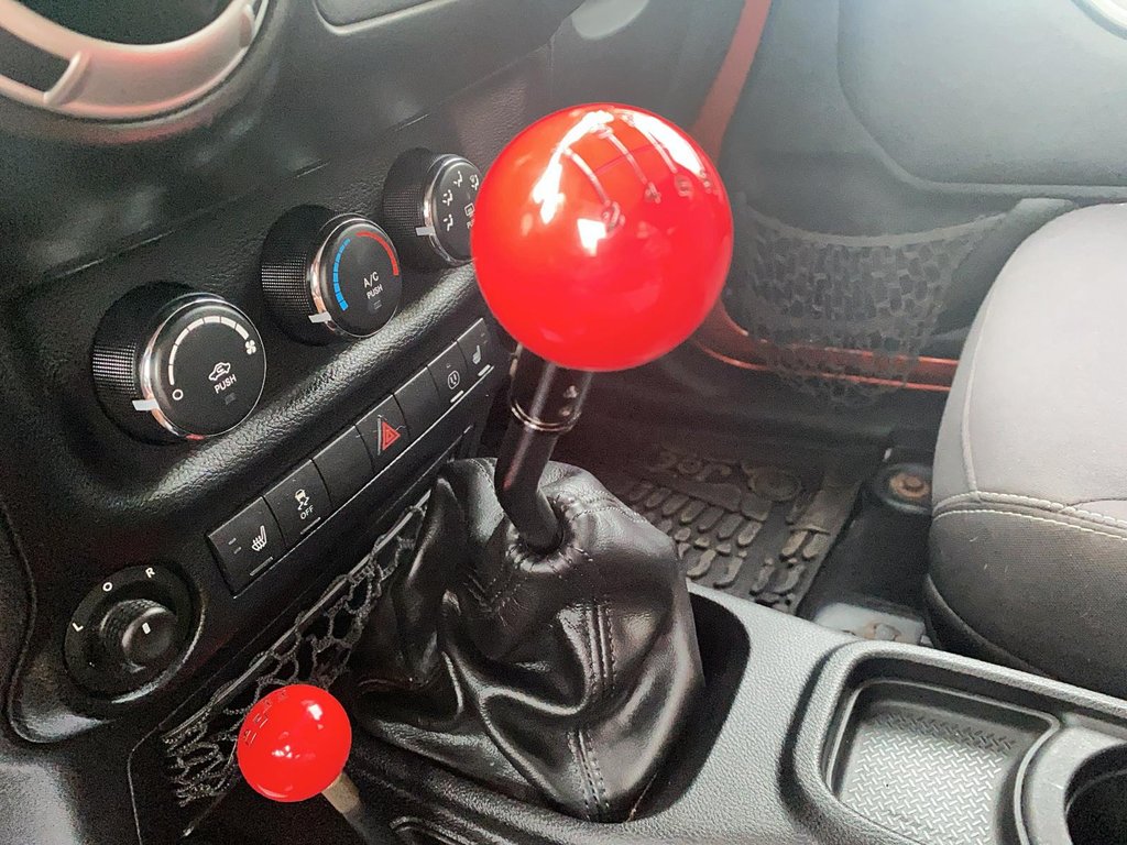 2014 Jeep Wrangler Unlimited Sahara in Brantford, Ontario - 14 - w1024h768px