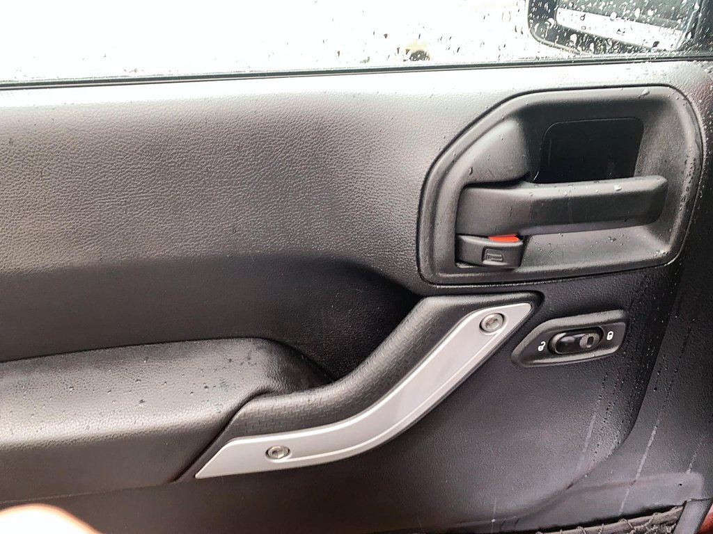 2014 Jeep Wrangler Unlimited Sahara in Brantford, Ontario - 10 - w1024h768px