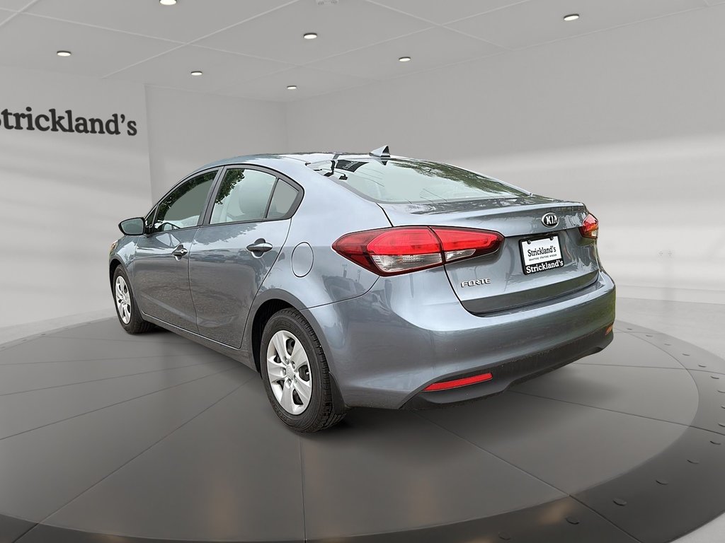2017 Kia Forte (5) LX+ / MT in Stratford, Ontario - 4 - w1024h768px
