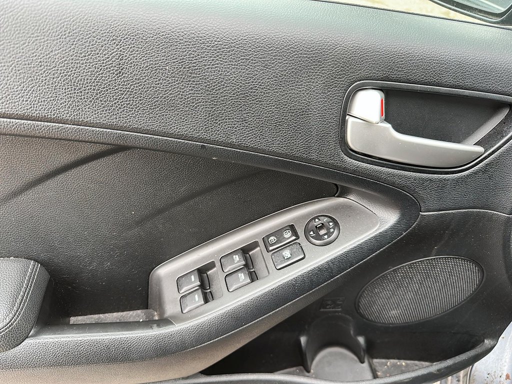 2017 Kia Forte (5) LX+ / MT in Stratford, Ontario - 10 - w1024h768px