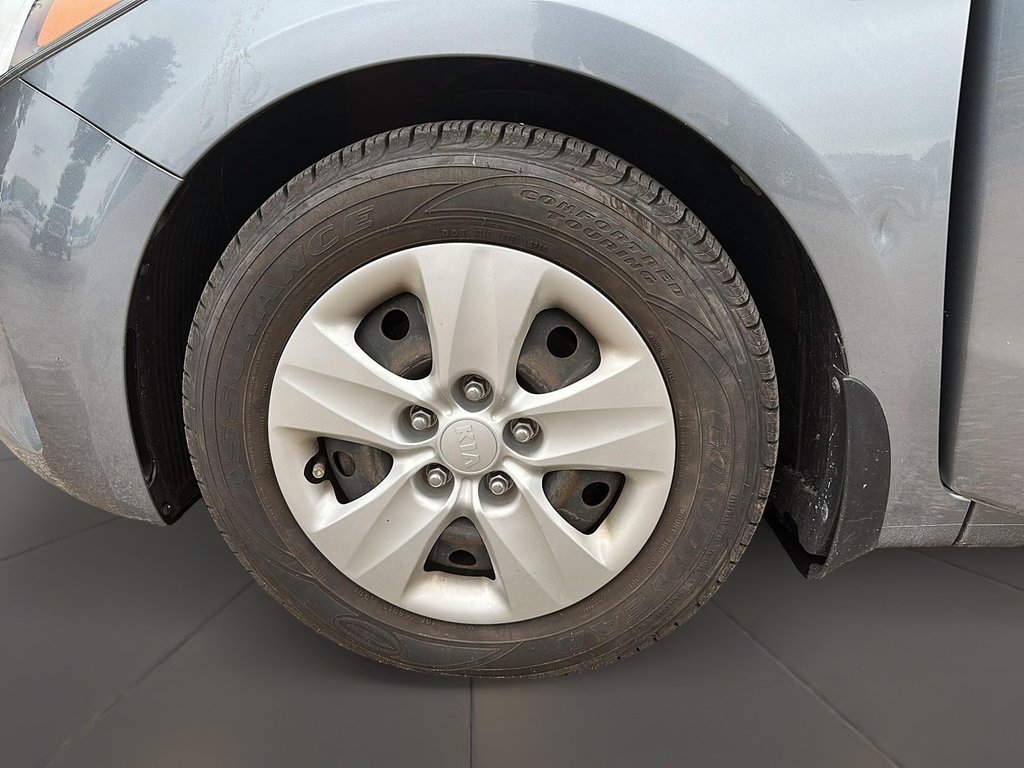 2017 Kia Forte (5) LX+ / MT in Stratford, Ontario - 7 - w1024h768px