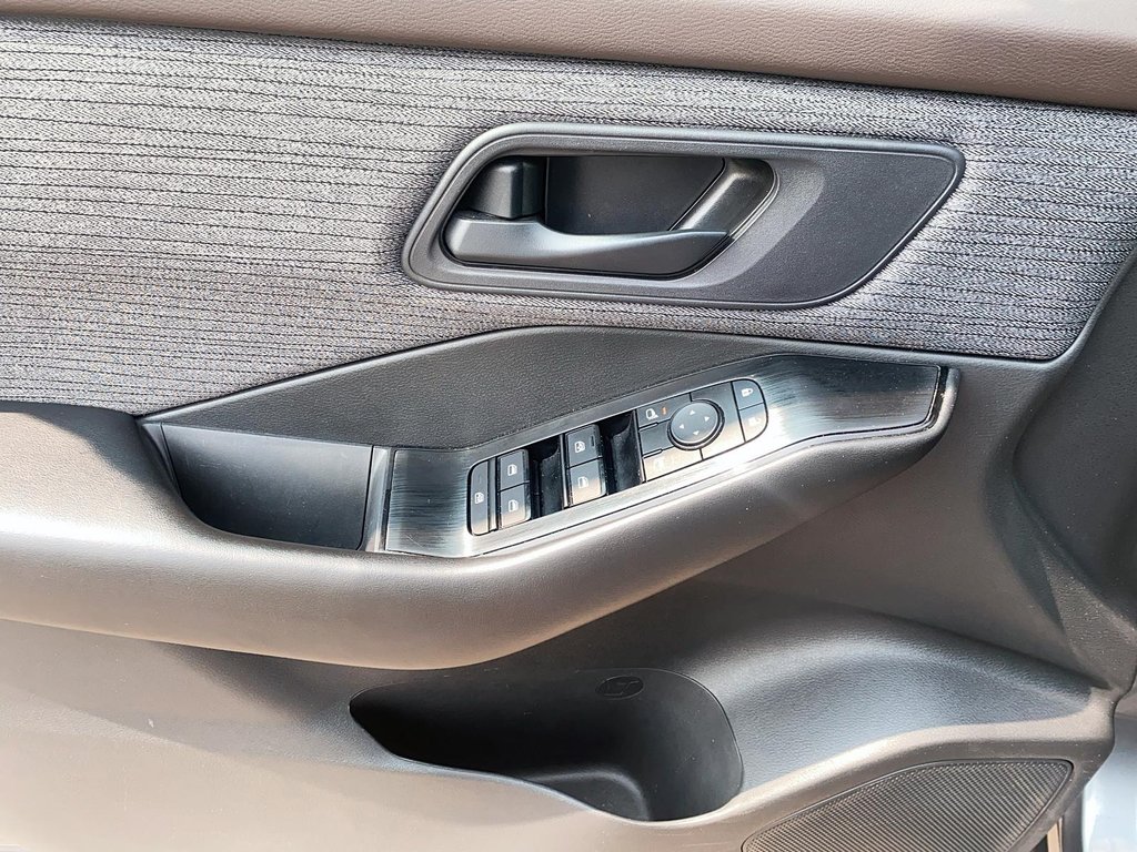 2023 Nissan Rogue S AWD CVT in Brantford, Ontario - 10 - w1024h768px
