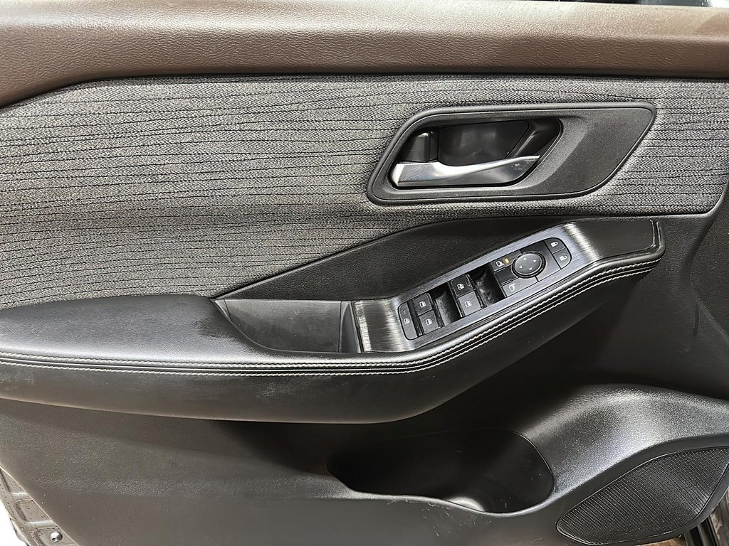2023 Nissan Rogue SV AWD CVT in Stratford, Ontario - 10 - w1024h768px