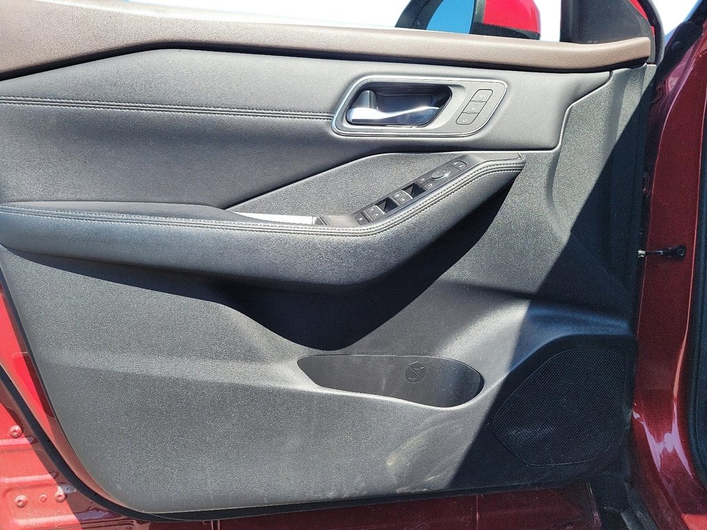 2023 Nissan Rogue Platinum CVT in Brantford, Ontario - 10 - w1024h768px