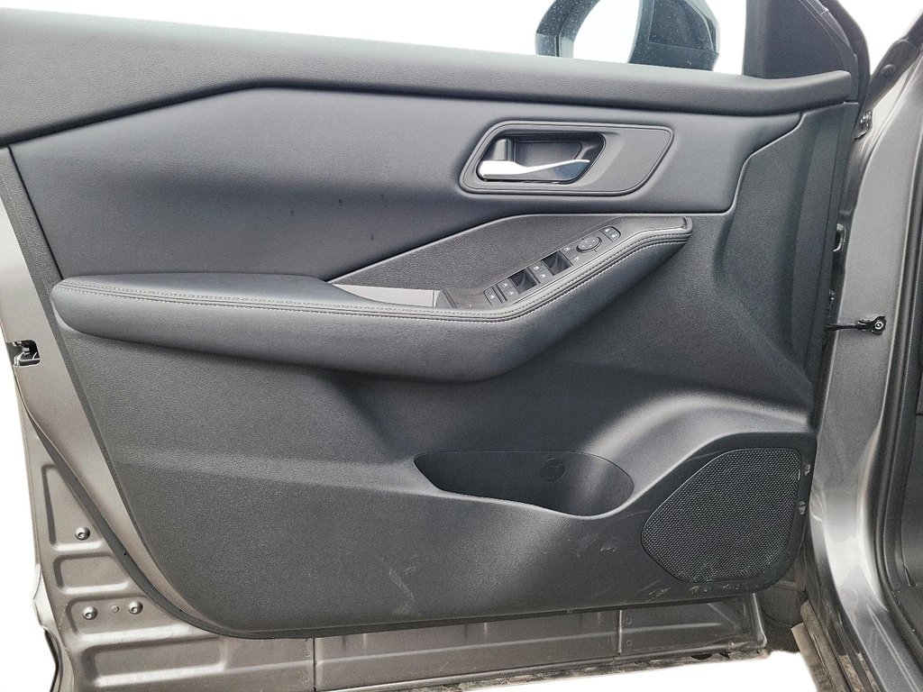 2025 Nissan Rogue AWD Midnight Edition in Brantford, Ontario - 10 - w1024h768px