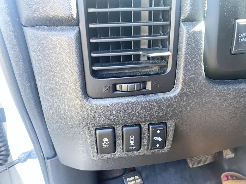 2014 Nissan Titan Crew Cab SV 4X4 SWB in Brantford, Ontario - 15 - w1024h768px