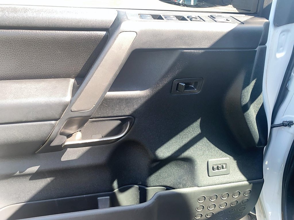 2014 Nissan Titan Crew Cab SV 4X4 SWB in Brantford, Ontario - 10 - w1024h768px