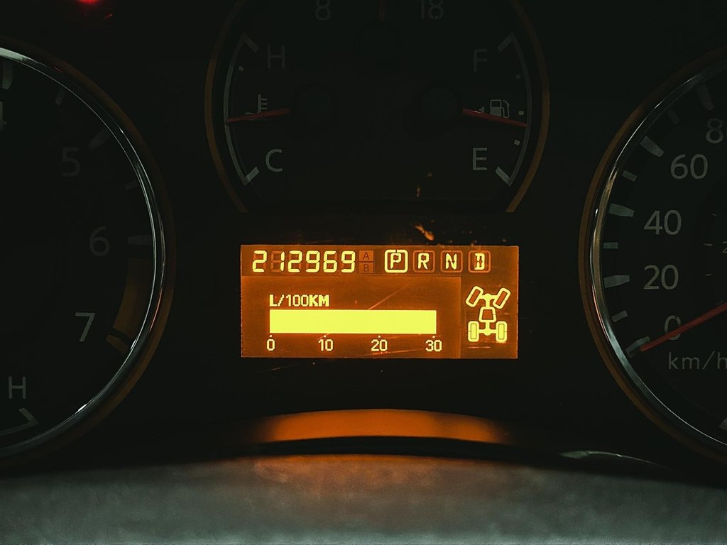 2014 Nissan Titan Crew Cab SV 4X4 SWB in Stratford, Ontario - 11 - w1024h768px