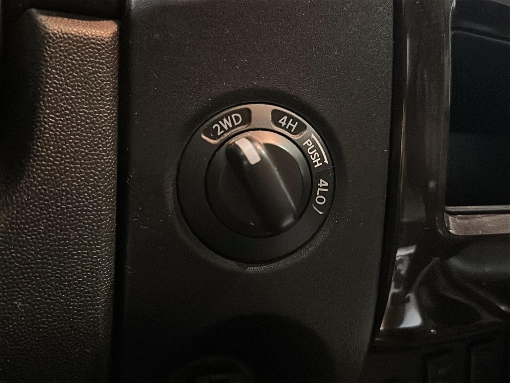 2014 Nissan Titan Crew Cab SV 4X4 SWB in Stratford, Ontario - 14 - w1024h768px