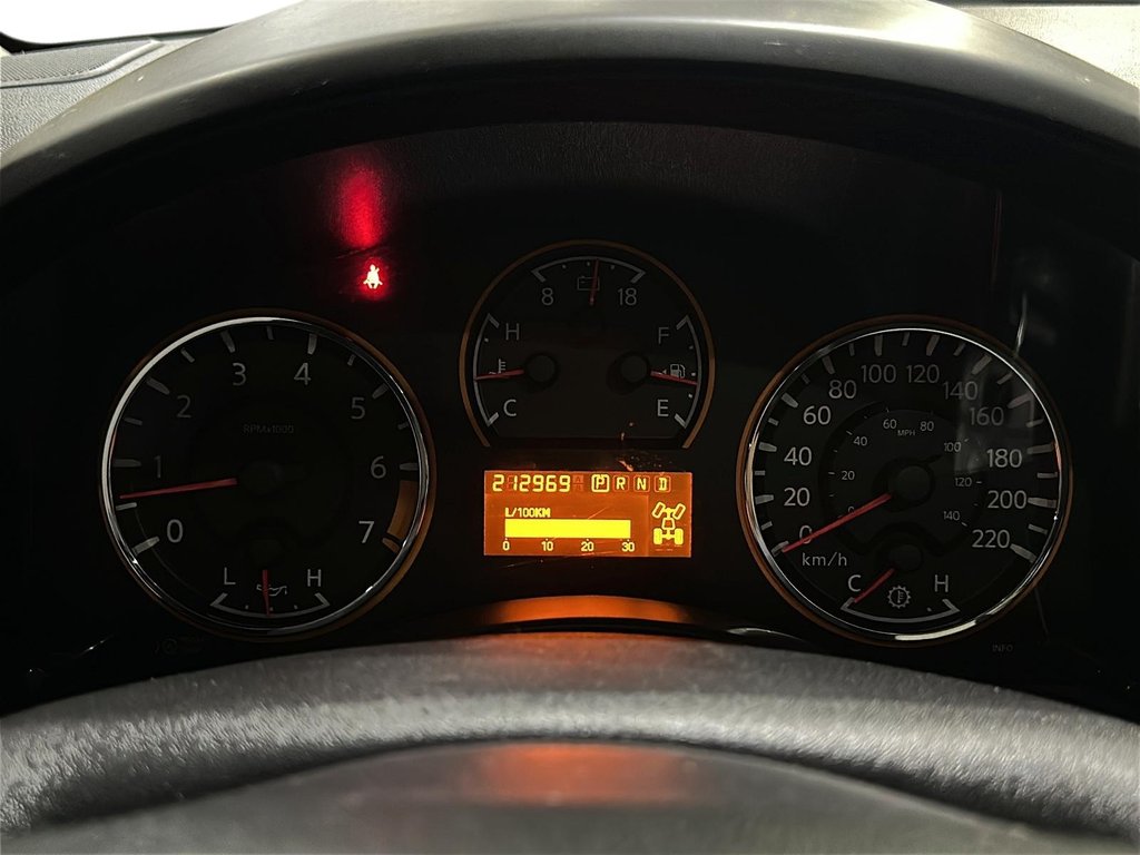 2014 Nissan Titan Crew Cab SV 4X4 SWB in Stratford, Ontario - 12 - w1024h768px