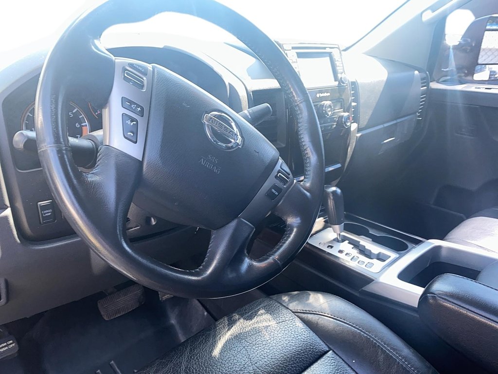 2014 Nissan Titan Crew Cab SV 4X4 SWB in Brantford, Ontario - 9 - w1024h768px