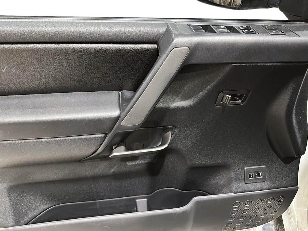 2014 Nissan Titan Crew Cab SV 4X4 SWB in Stratford, Ontario - 9 - w1024h768px