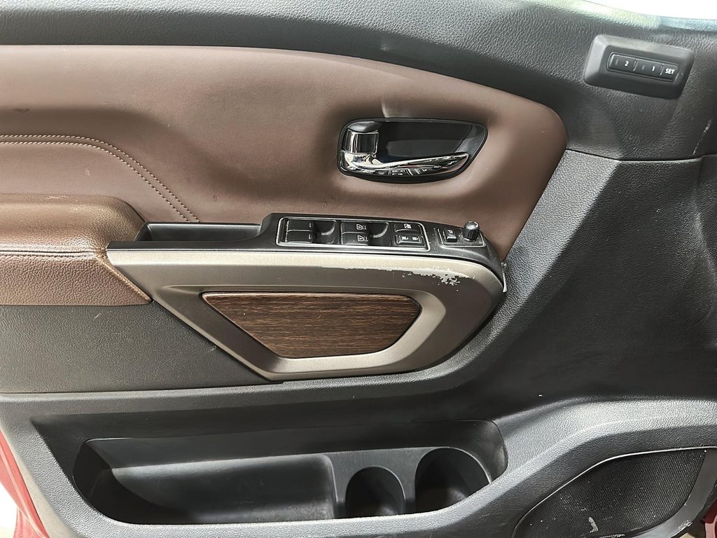 2020 Nissan Titan Crew Cab Platinum 4X4 in Brantford, Ontario - 10 - w1024h768px