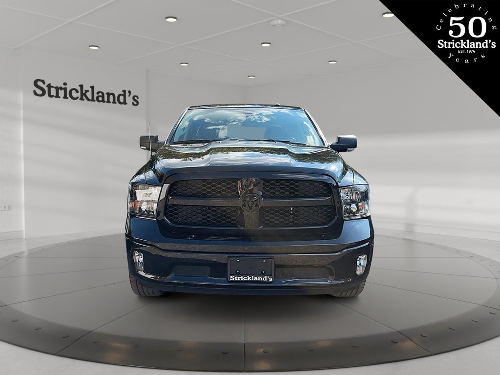 2022  RAM 1500 Classic Crew Cab 4x4 (DS) SLT (140.5 WB 5'7 Box) SWB in Brantford, Ontario - 2 - w1024h768px