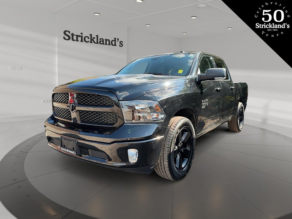 2022  RAM 1500 Classic Crew Cab 4x4 (DS) SLT (140.5 WB 5'7 Box) SWB in Brantford, Ontario - 1 - w1024h768px