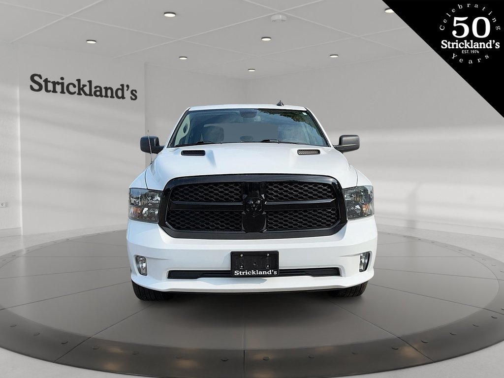 2022  RAM 1500 Classic Crew Cab 4x4 (DS) ST (140.5 WB 5'7 Box) SWB in Brantford, Ontario - 2 - w1024h768px