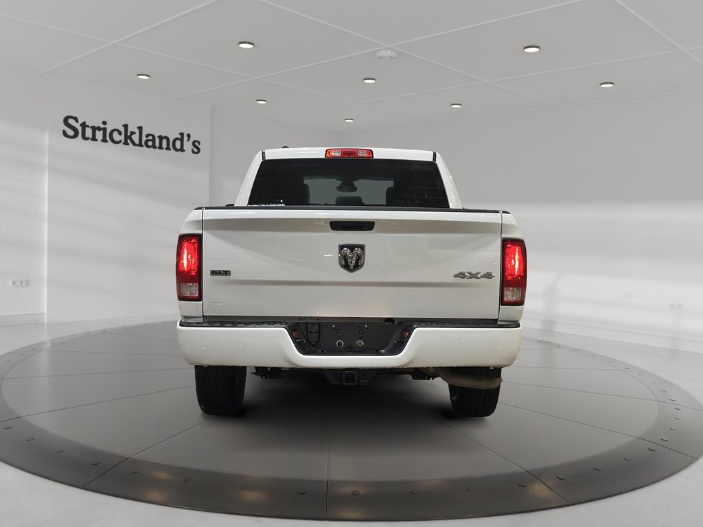 2022 Ram RAM 1500 Classic Crew Cab 4x4 (DS) SLT (140.5 WB 5'7 Box) SWB in Brantford, Ontario - 3 - w1024h768px