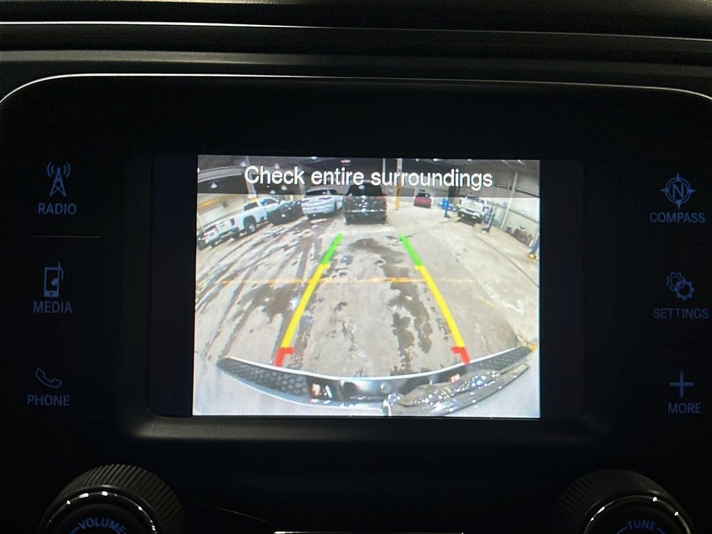 2022 Ram RAM 1500 Classic Crew Cab 4x4 (DS) SLT (140.5 WB 5'7 Box) SWB in Brantford, Ontario - 14 - w1024h768px