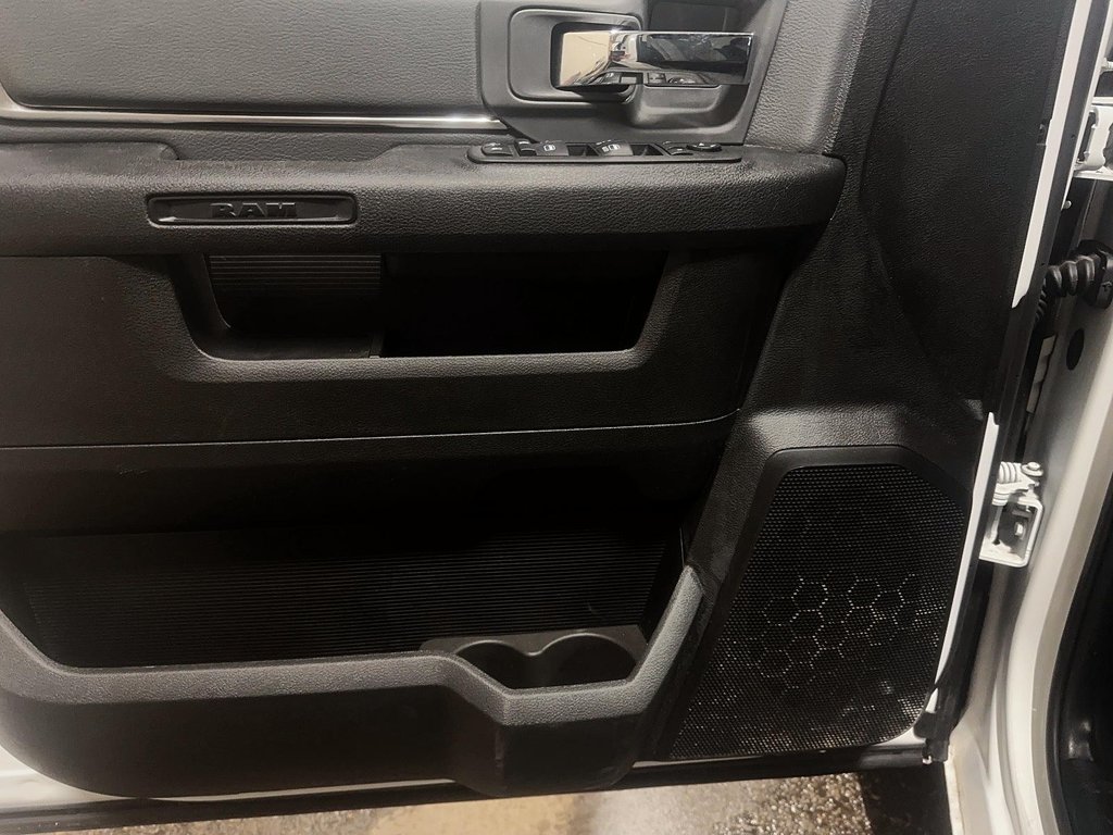2023 Ram RAM 1500 Classic Crew Cab 4x4 (DS) SLT (140.5 WB 5'7 Box) SWB in Brantford, Ontario - 11 - w1024h768px