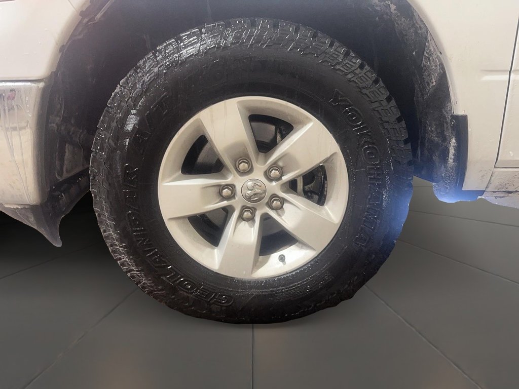 2023 Ram RAM 1500 Classic Crew Cab 4x4 (DS) SLT (140.5 WB 5'7 Box) SWB in Brantford, Ontario - 7 - w1024h768px