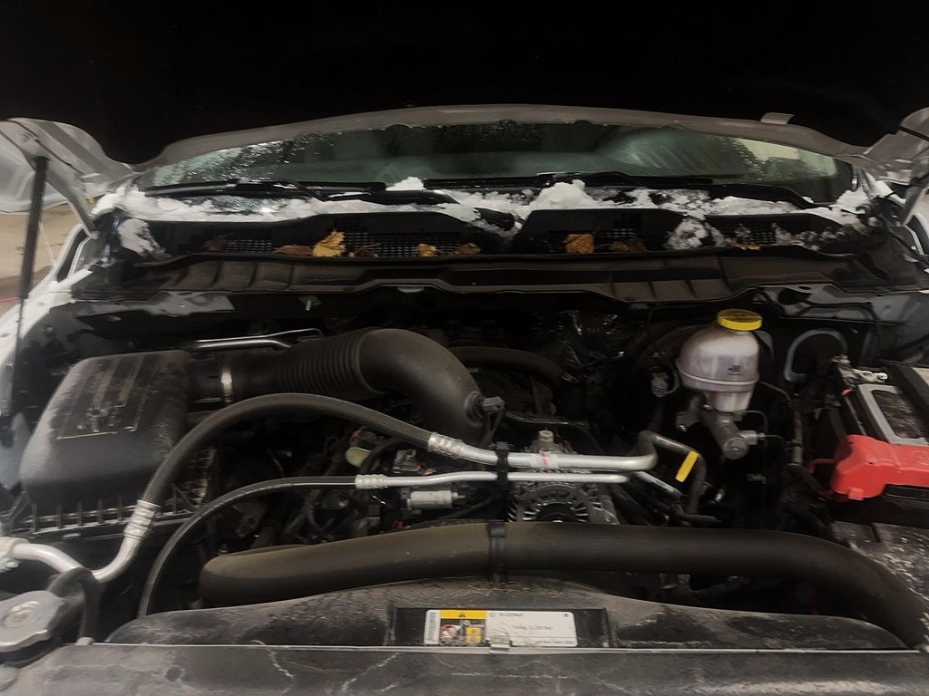 2023 Ram RAM 1500 Classic Crew Cab 4x4 (DS) SLT (140.5 WB 5'7 Box) SWB in Brantford, Ontario - 8 - w1024h768px