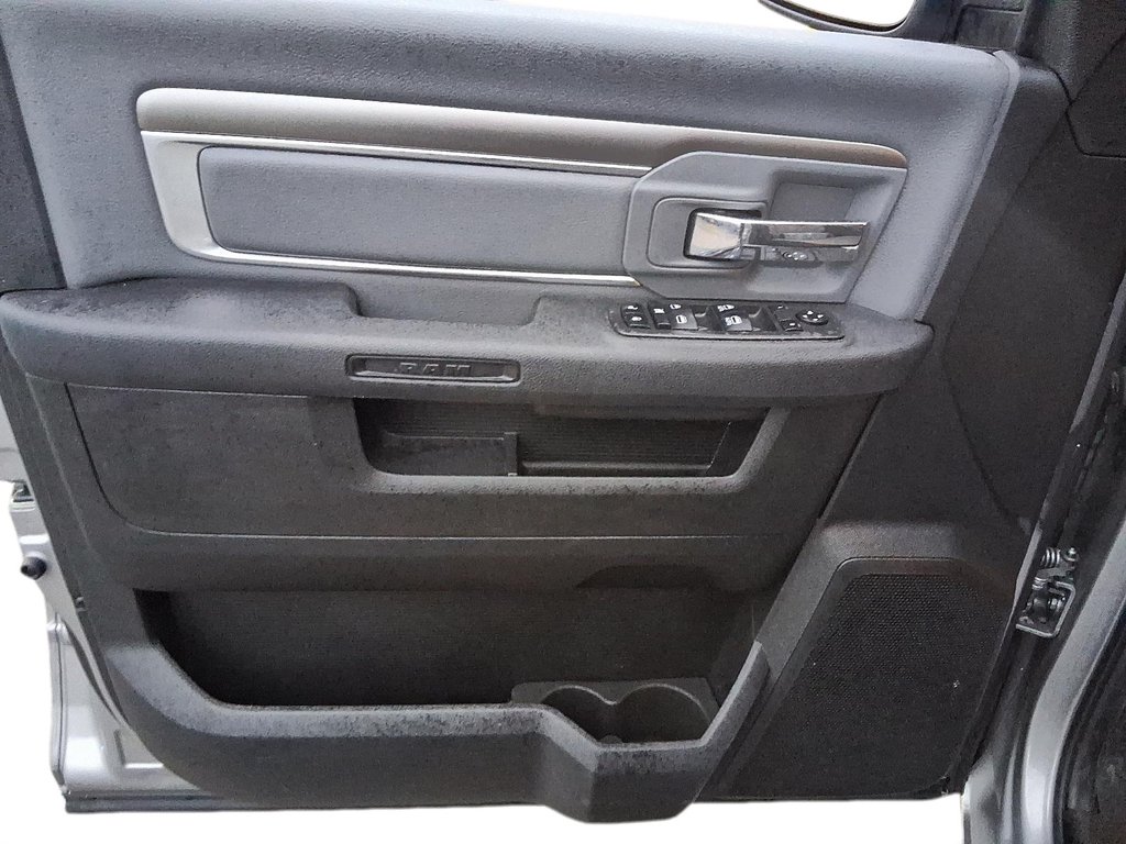 2023 Ram RAM 1500 Classic Crew Cab 4x4 (DS) SLT (140.5 WB 5'7 Box) SWB in Stratford, Ontario - 12 - w1024h768px