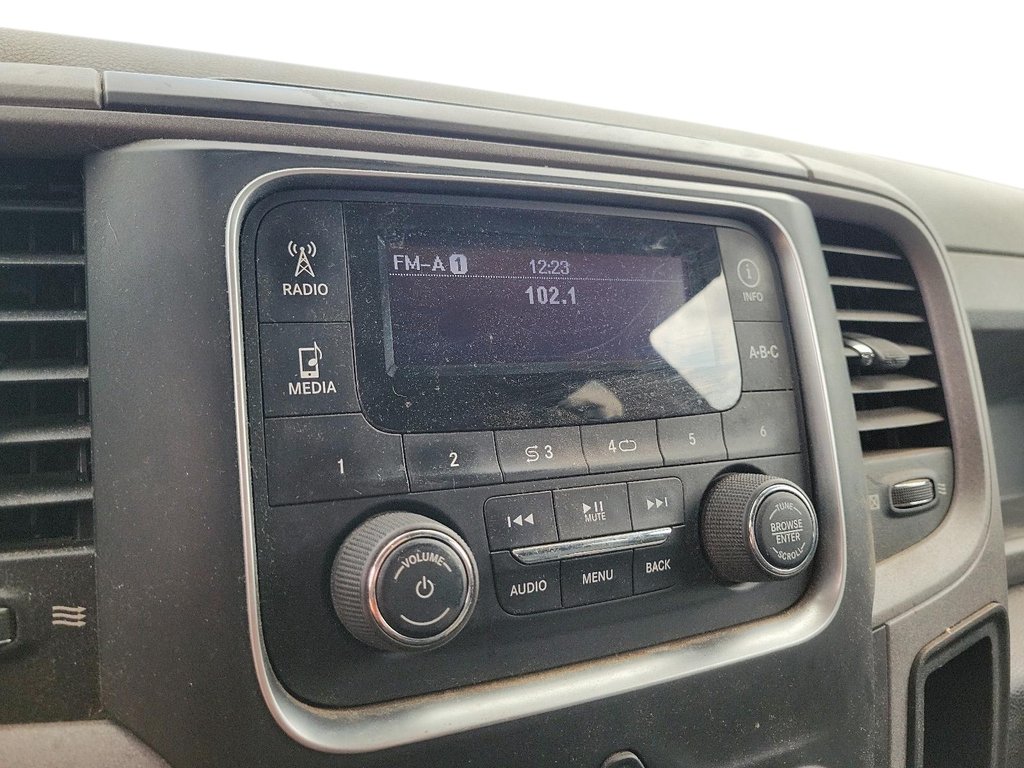2015 Ram RAM 1500 Crew Cab 4x4 ST (140.5 WB - 5.7 Box) in Brantford, Ontario - 17 - w1024h768px