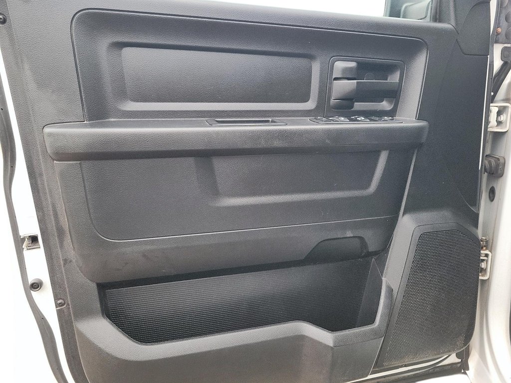 2017 Ram RAM 1500 Crew Cab 4x4 ST (140.5 WB - 5.7 Box) in Brantford, Ontario - 9 - w1024h768px