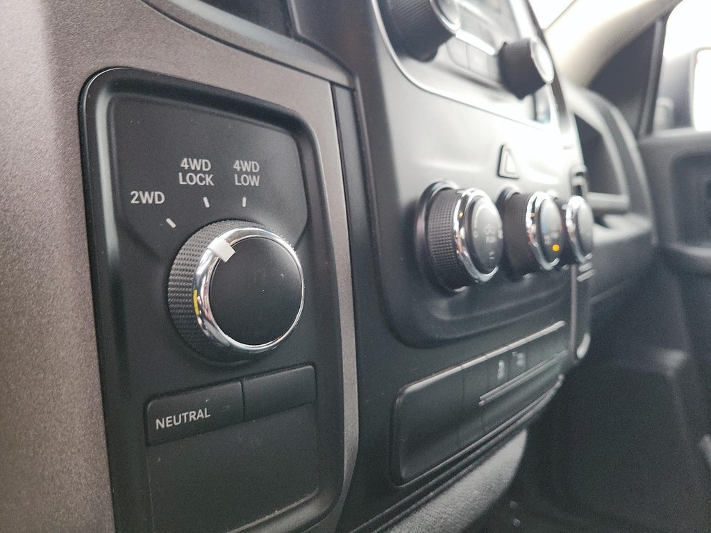 2017 Ram RAM 1500 Crew Cab 4x4 ST (140.5 WB - 5.7 Box) in Brantford, Ontario - 14 - w1024h768px