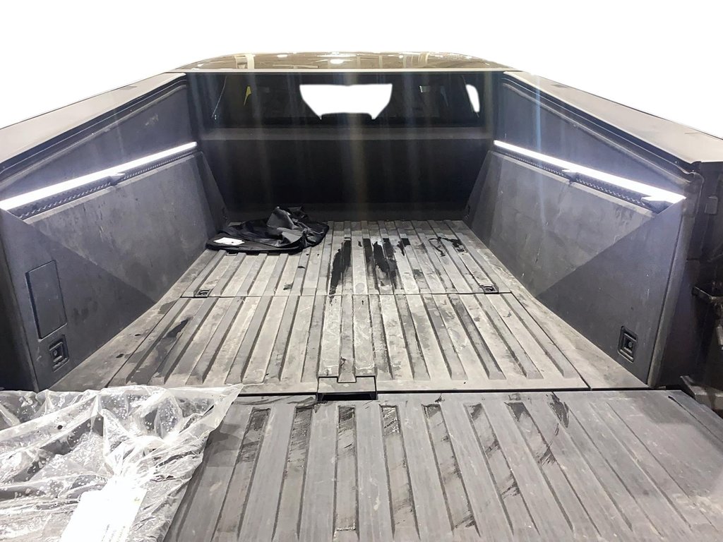 2024 Tesla Cybertruck Foundation Edition in Brantford, Ontario - 16 - w1024h768px