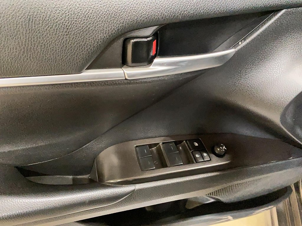 2023 Toyota Camry SE in Stratford, Ontario - 10 - w1024h768px