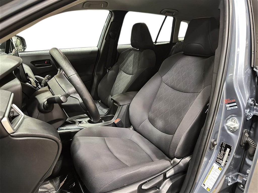 2023 Toyota Corolla Cross LE AWD in Stratford, Ontario - 8 - w1024h768px