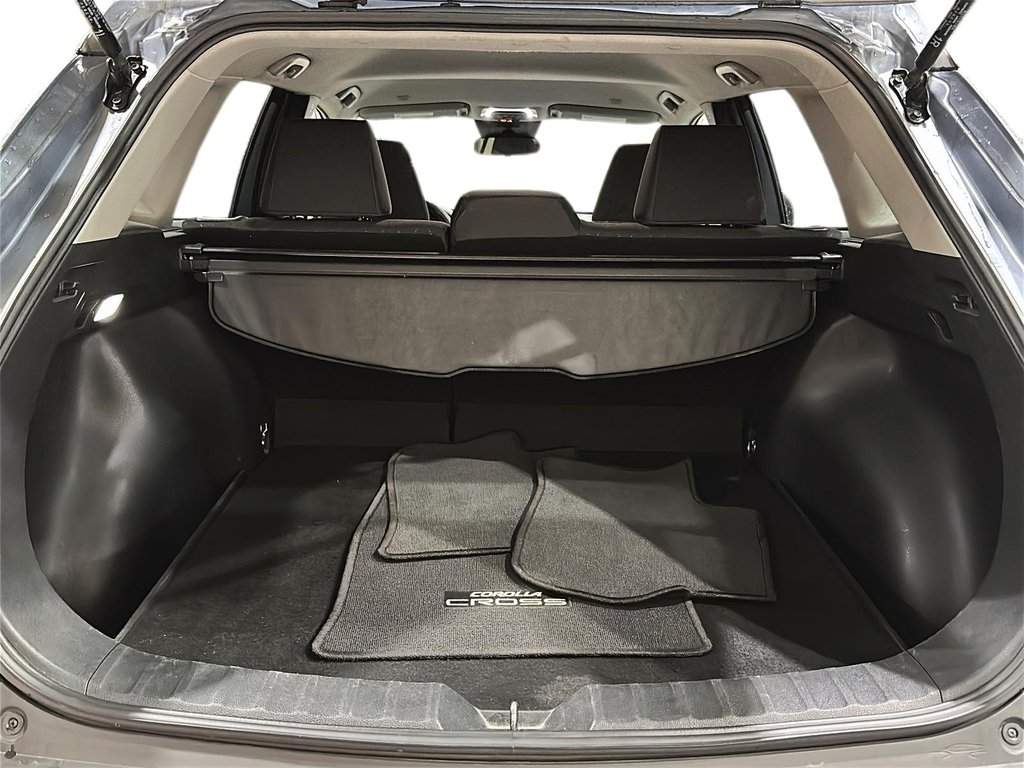 2023 Toyota Corolla Cross LE AWD in Stratford, Ontario - 6 - w1024h768px