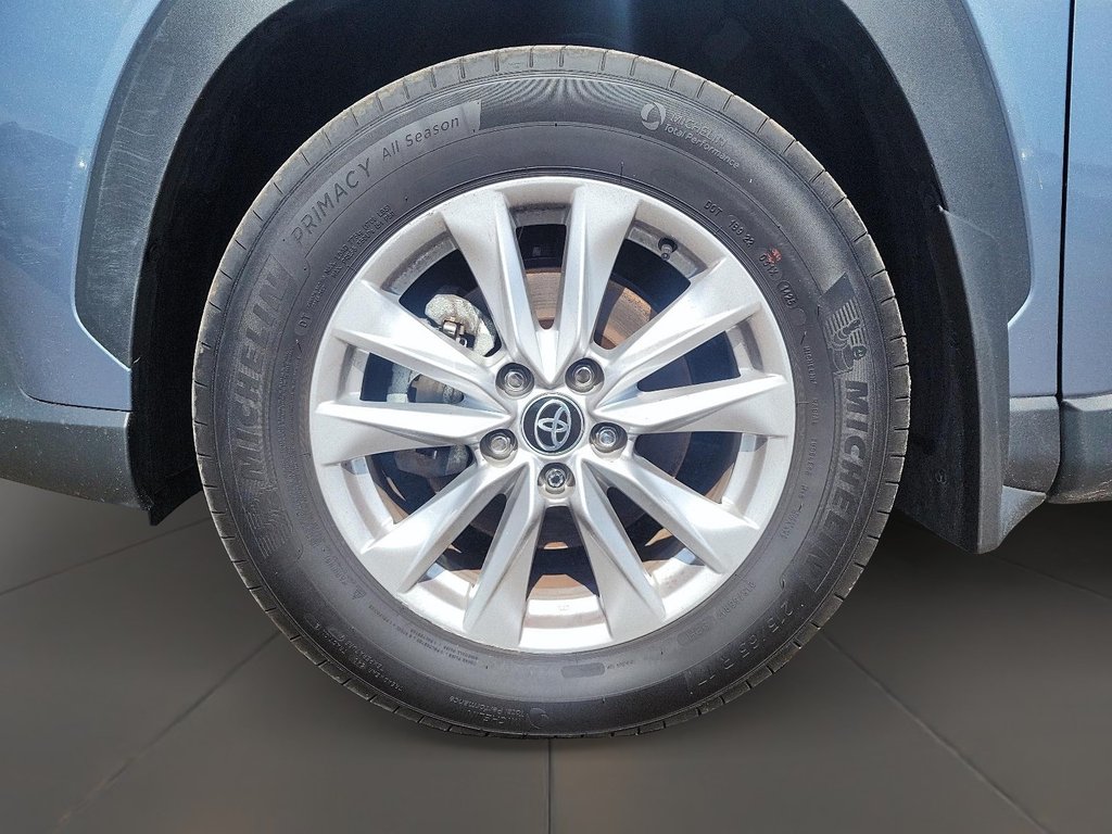 2025 Toyota Corolla Cross LE AWD in Brantford, Ontario - 7 - w1024h768px