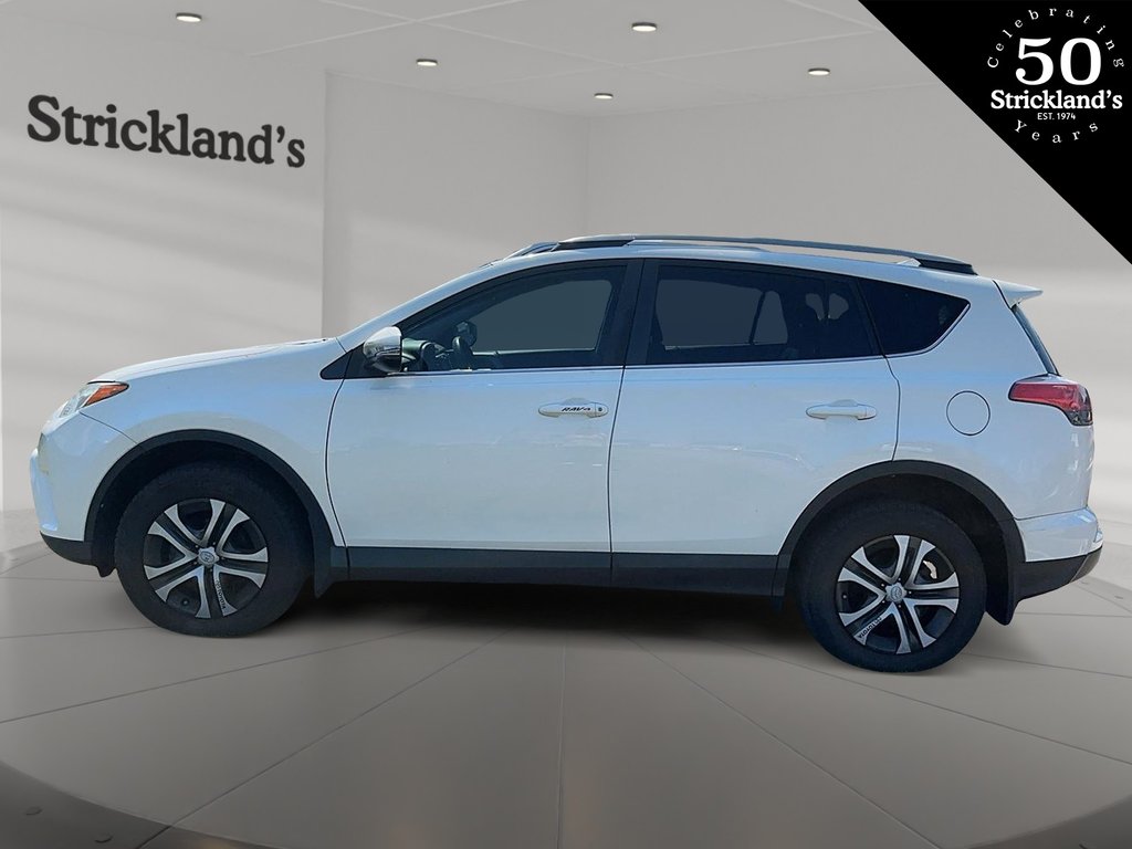 2017  RAV4 FWD LE in Stratford, Ontario - 5 - w1024h768px