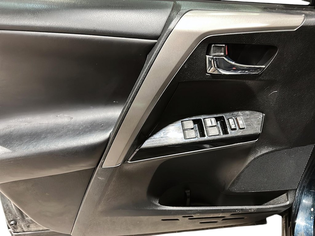 2018 Toyota RAV4 FWD XLE in Brantford, Ontario - 10 - w1024h768px