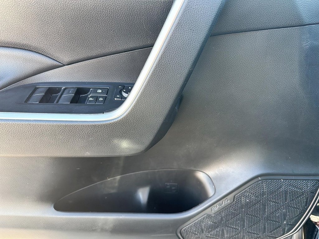 2022 Toyota RAV4 LE AWD in Stratford, Ontario - 10 - w1024h768px